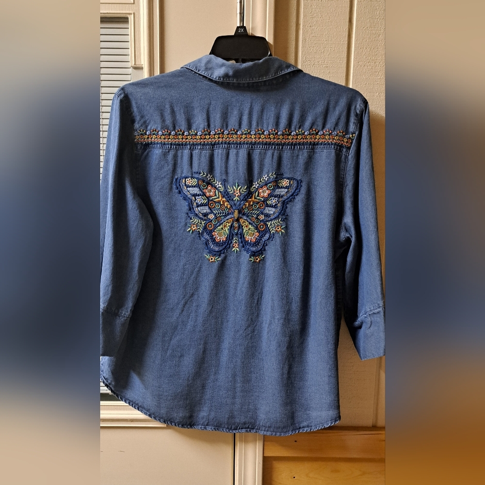 Alfred Dunner Butterfly Embroidered Chambray Top Size LG Button Up Bohemian Blue - Picture 5 of 11